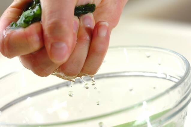 子どもにも人気！ごま油香る小松菜のナムルの作り方の手順2