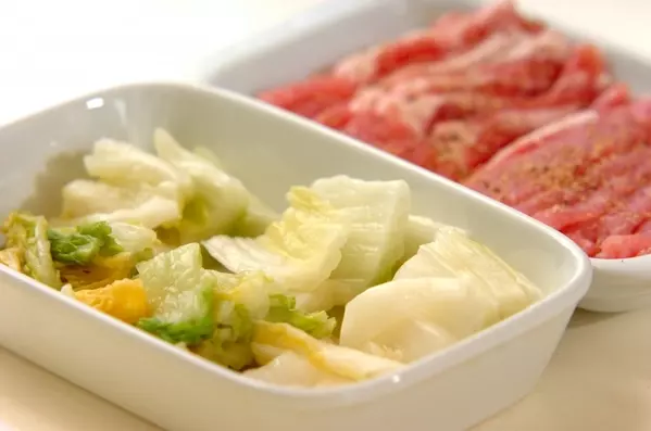白菜漬けと豚肉の炒めものの下準備1