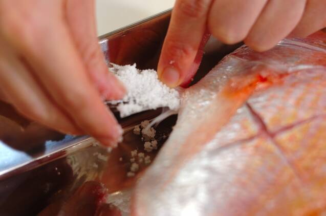 連子鯛の塩焼きの作り方の手順1