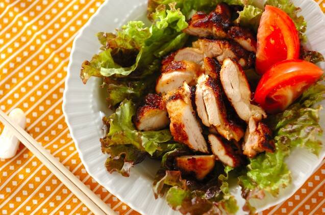 白い皿に盛り付けられた、鶏もも肉のきなこ照り焼き