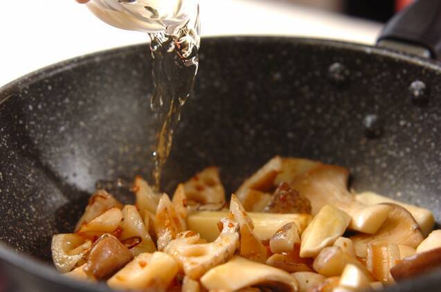 レンコンとエリンギのペペロンチーノの作り方の手順3