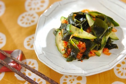 ワカメとキュウリのキムチ風味