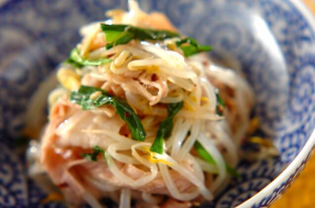 皿に盛り付けられたもやしと豚しゃぶの中華和え