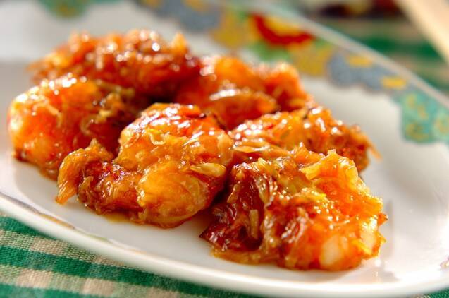 白い器に盛り付けたえびの黒酢炒め