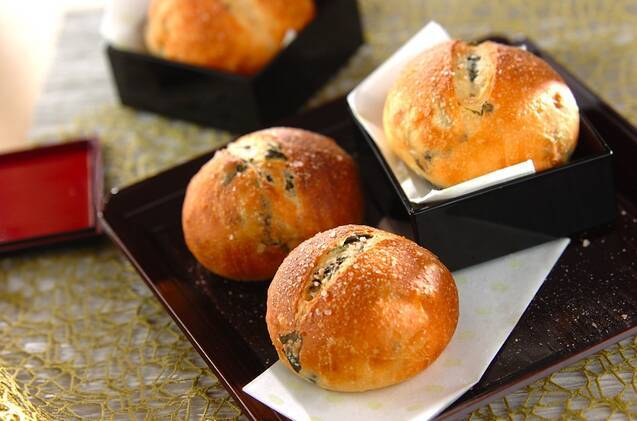 黒いトレイに置かれた豆腐とワカメのパン