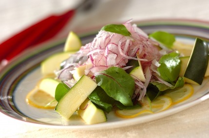 紫玉ネギとズッキーニのレモン・サラダ