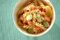 アボカドとトマトのパスタサラダ