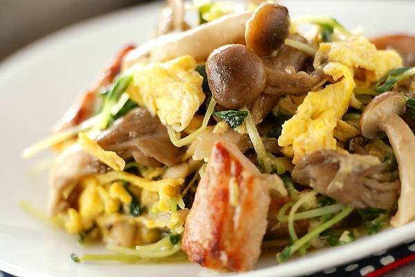 醤油やみりんで甘辛く味付けをした鶏肉としめじ、豆苗、卵で炒めたメニュー