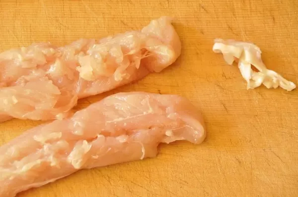 鶏ささ身と新玉ネギのマリネサラダの下準備1