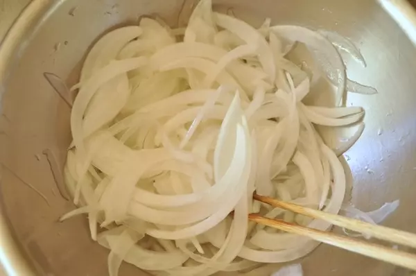 鶏ささ身と新玉ネギのマリネサラダの作り方1