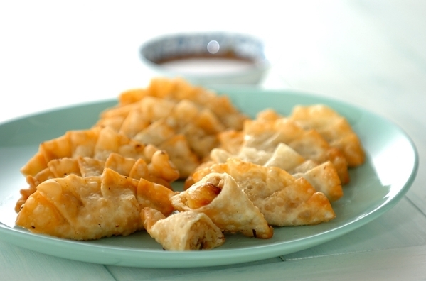 エメラルドグリーンの丸皿に盛られたにんにくまるごと餃子