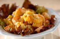 揚げポテトとエビのサラダ