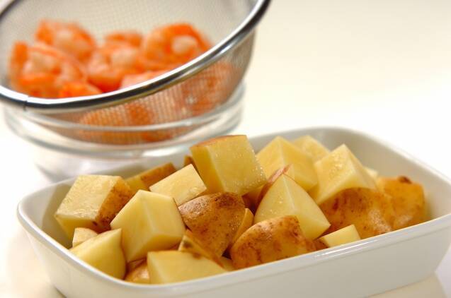 揚げポテトとエビのサラダの作り方の手順1