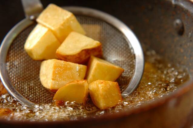 揚げポテトとエビのサラダの作り方の手順3