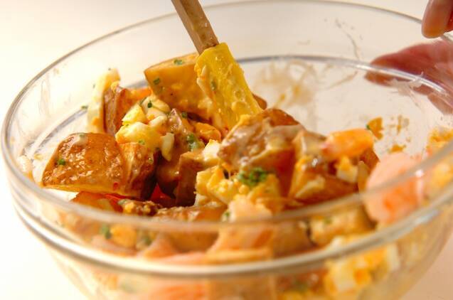 揚げポテトとエビのサラダの作り方の手順4