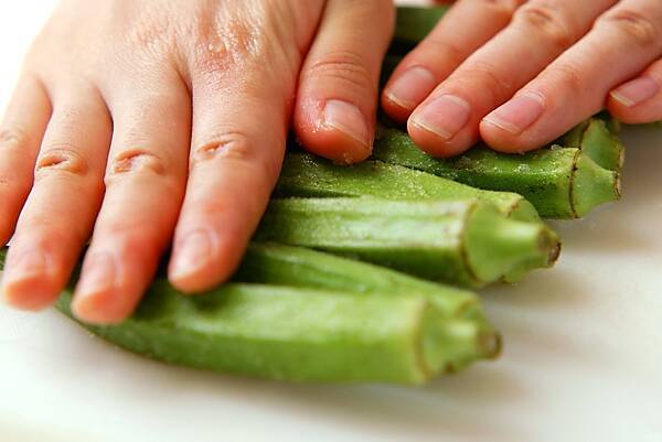 オクラのゴマ和えの作り方の手順1