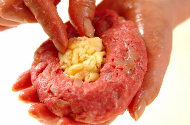 とろーりジューシー！チーズインハンバーグの作り方の手順4