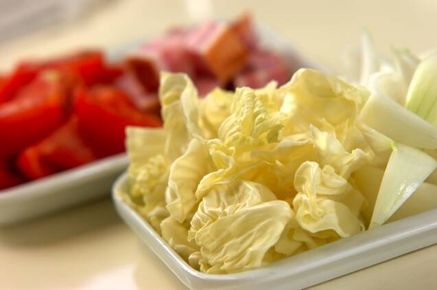 キャベツとベーコンのコンソメ鍋の作り方の手順1