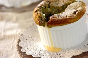 抹茶のスフレ　アングレーズソースかけ