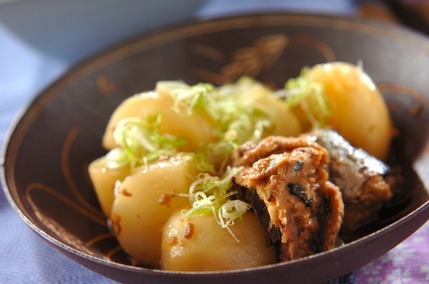 茶色い皿に盛り付けたかぶとサバの煮物