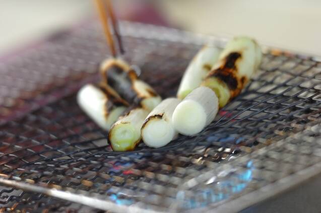 焼きネギとホウレン草のみそ汁の作り方の手順1