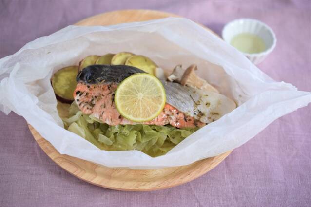 秋鮭と野菜の包み蒸し　柑橘添え