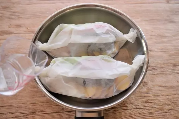 秋鮭と野菜の包み蒸し 柑橘添えの作り方4