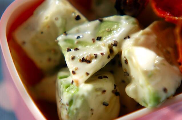 アボカドのレモンマヨサラダ