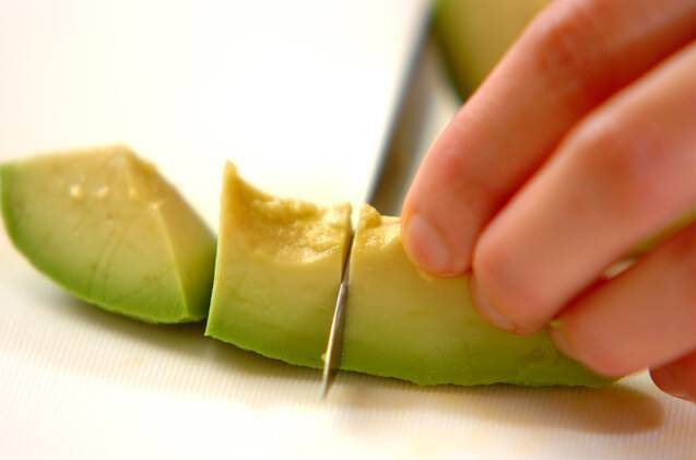 アボカドのレモンマヨサラダの作り方の手順1