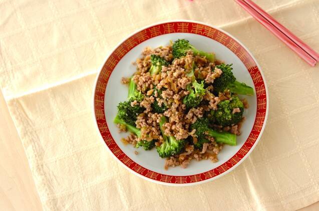 そぼろとブロッコリーの炒め物