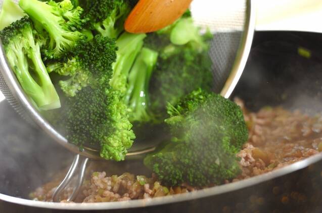 そぼろとブロッコリーの炒め物の作り方の手順3