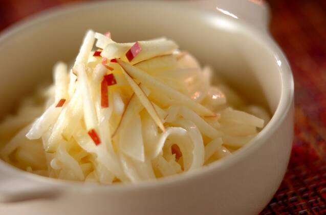 りんごと大根のサラダが盛られている白い器