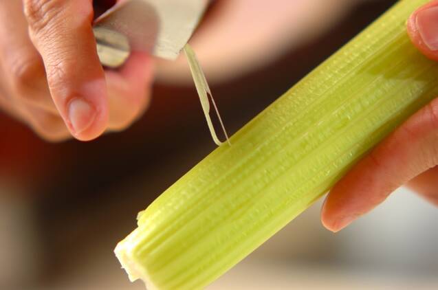 セロリと鶏ささ身のワサビじょうゆ和えの作り方の手順1