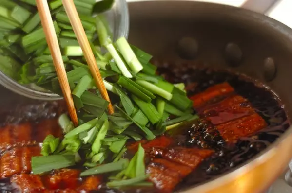 ウナギとニラの卵とじの作り方1