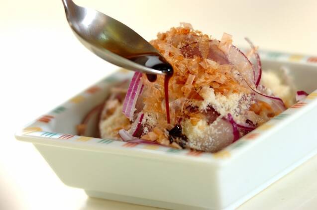 スライスオニオンとチーズのサラダの作り方の手順1