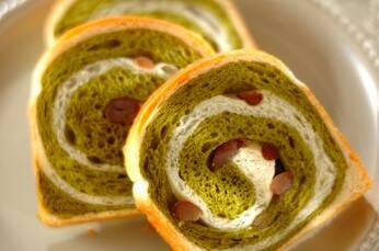 抹茶と甘納豆のパン