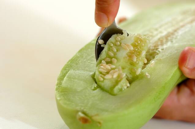 薄切りウリの葛汁の作り方の手順1