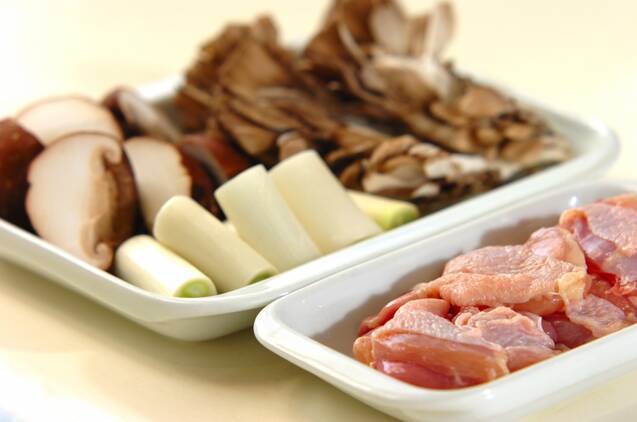 キノコと鶏肉の焼きびたしの作り方の手順1