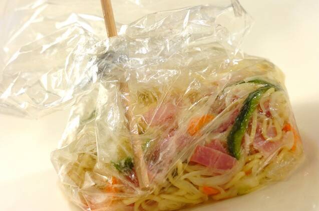 簡単！　袋で塩焼きそばの作り方の手順2