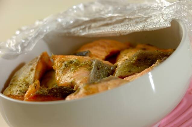 レンジで簡単サーモンと夏野菜のバジル蒸しの作り方の手順5