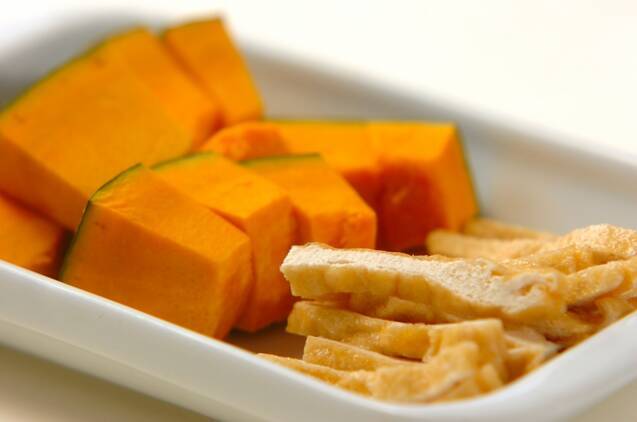 カボチャと油揚げのみそ汁の作り方の手順1