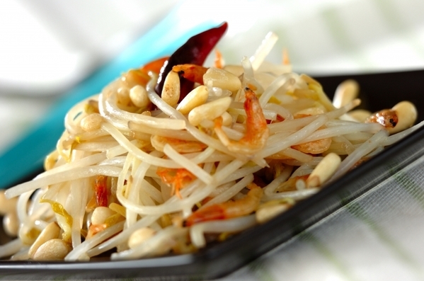 黒い角皿に盛り付けられた、もやしと桜えびのナンプラー炒め