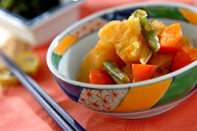 カラフルな小鉢に盛られたじゃがいもとにんじんの煮物