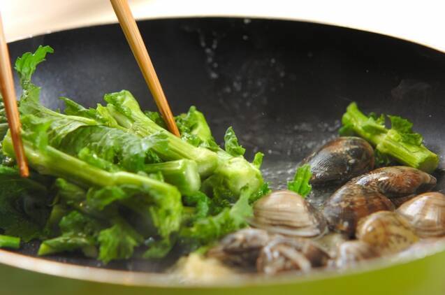 菜の花とアサリのニンニク炒めの作り方の手順2