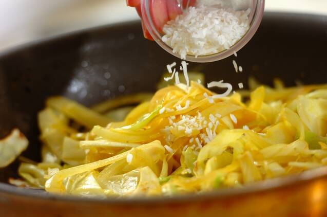 キャベツのココナッツ炒めの作り方の手順4