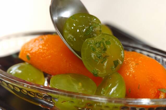 ビワとマスカットの白ワインとミントの香りの作り方の手順3