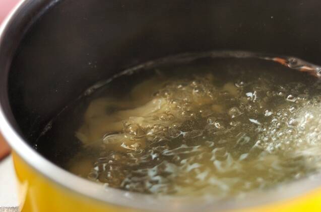 ユリネと油揚げのみそ汁の作り方の手順2