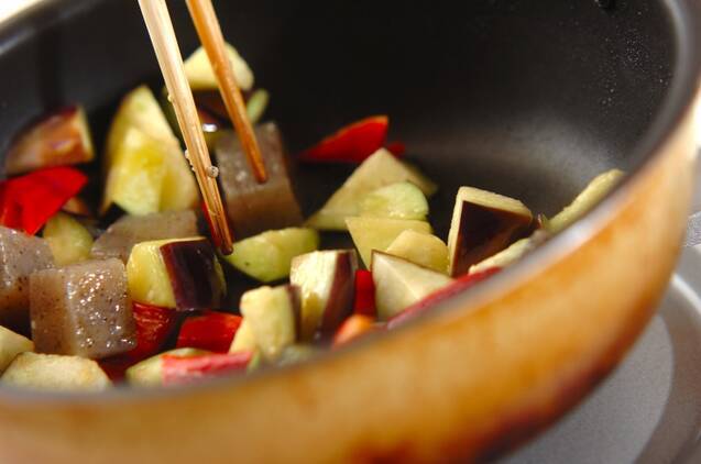 ナスとコンニャクのバジル炒めの作り方の手順5