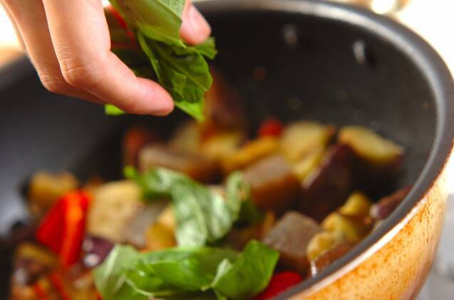 ナスとコンニャクのバジル炒めの作り方の手順6