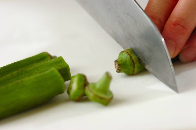 オクラとショウガの赤だしの作り方の手順1